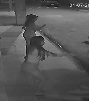 [Vídeo] Jovens são agredidas e assaltadas por dupla armada em Porto Calvo