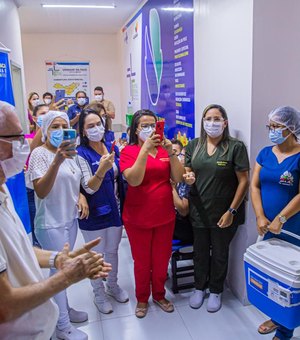 Hospital Regional de Arapiraca inicia vacina contra Covid-19 em funcionários da linha de frente