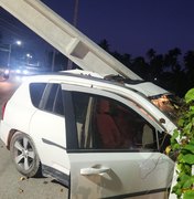 Carro colide em poste e deixa condutor ferido em Porto de Pedras