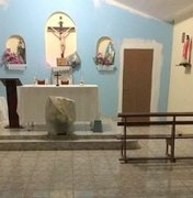 Delinquentes violam templo católico e furtam objetos 