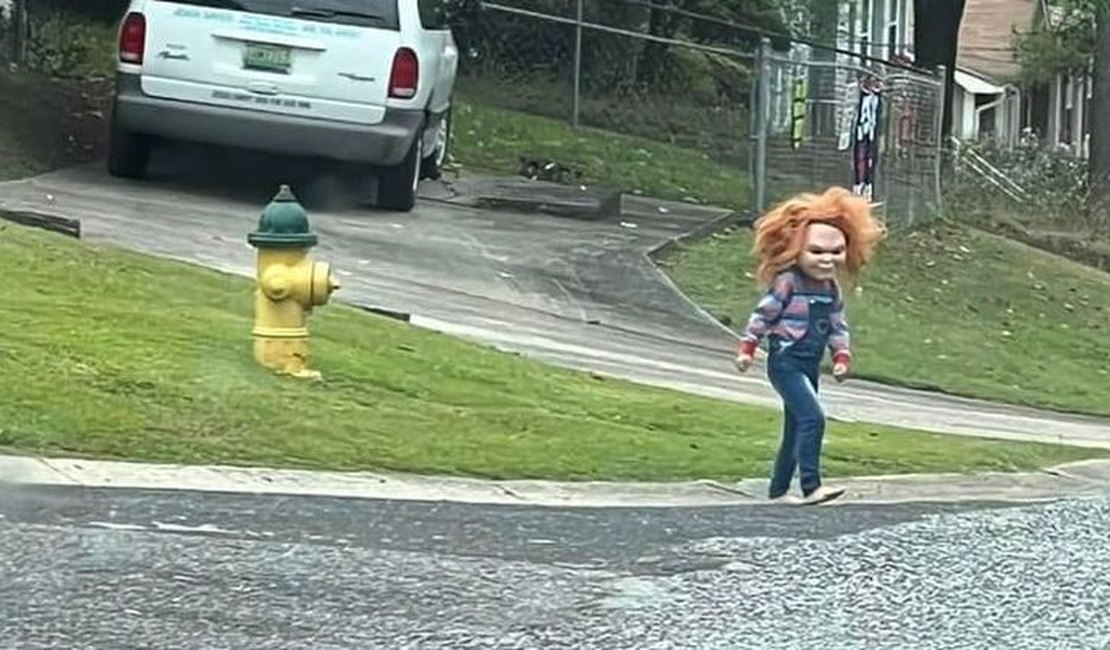 Menino de cinco anos se veste de Chucky e apavora cidade