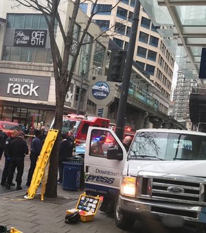 Van colide contra prédio comercial e deixa quatro feridos em Seattle, nos EUA