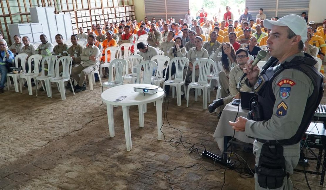 Militar do 3º BPM ministra palestra sobre trânsito em evento de Mineradora no Agreste