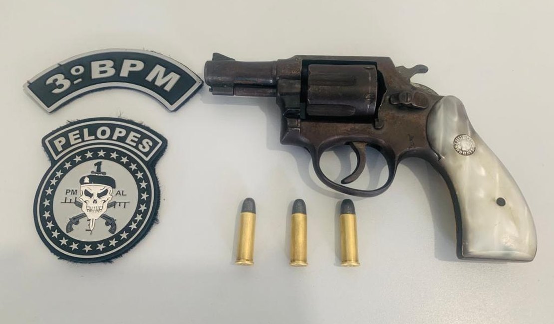 Polícia encontra revólver escondido no banco de carro, em Arapiraca