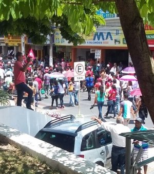 Manifestantes fazem protesto em frente a Câmara Municipal de Arapiraca