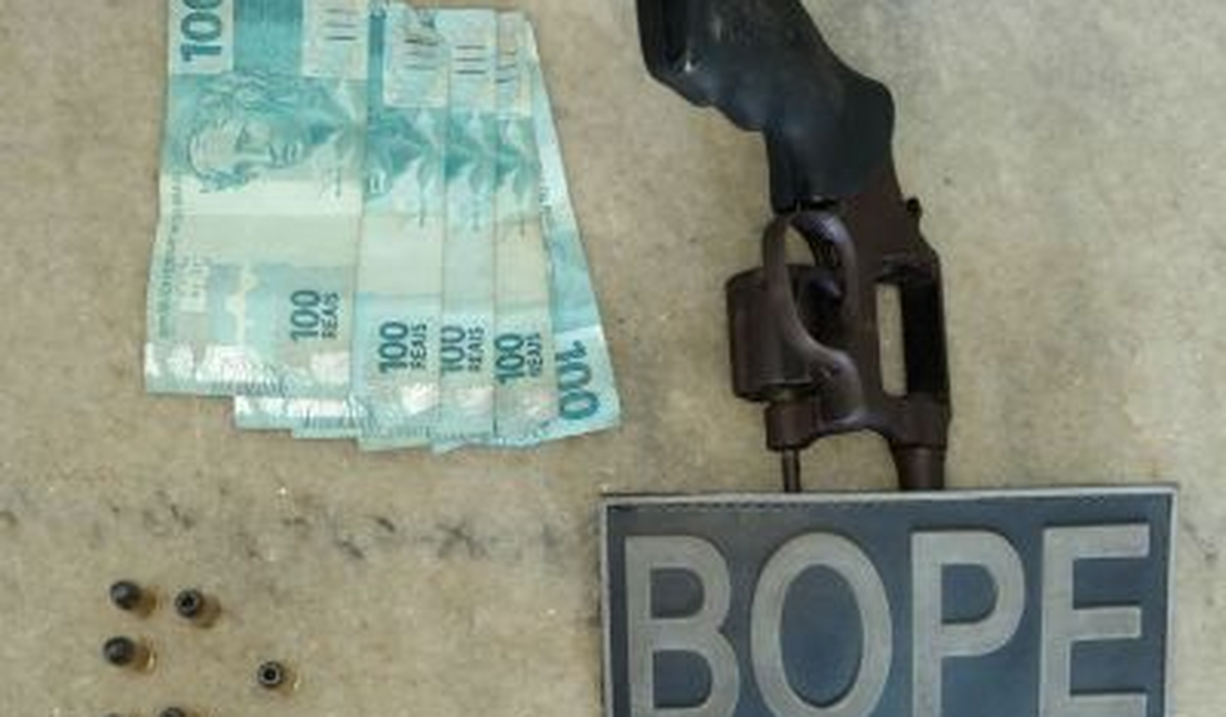 Homem é preso após ser flagrado com arma de fogo, munições e R$ 500 em espécie