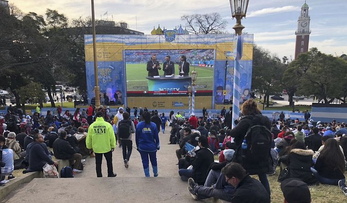 Argentinos ocupam Praça San Martin para torcer pela seleção