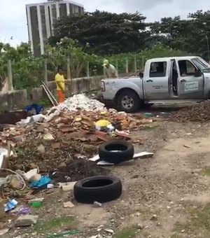 Vídeo: servidor é flagrado fazendo descarte irregular de resíduos com carro oficial 