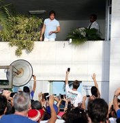 Roberto Carlos recebe o carinho dos fãs e aparece na sacada do hotel