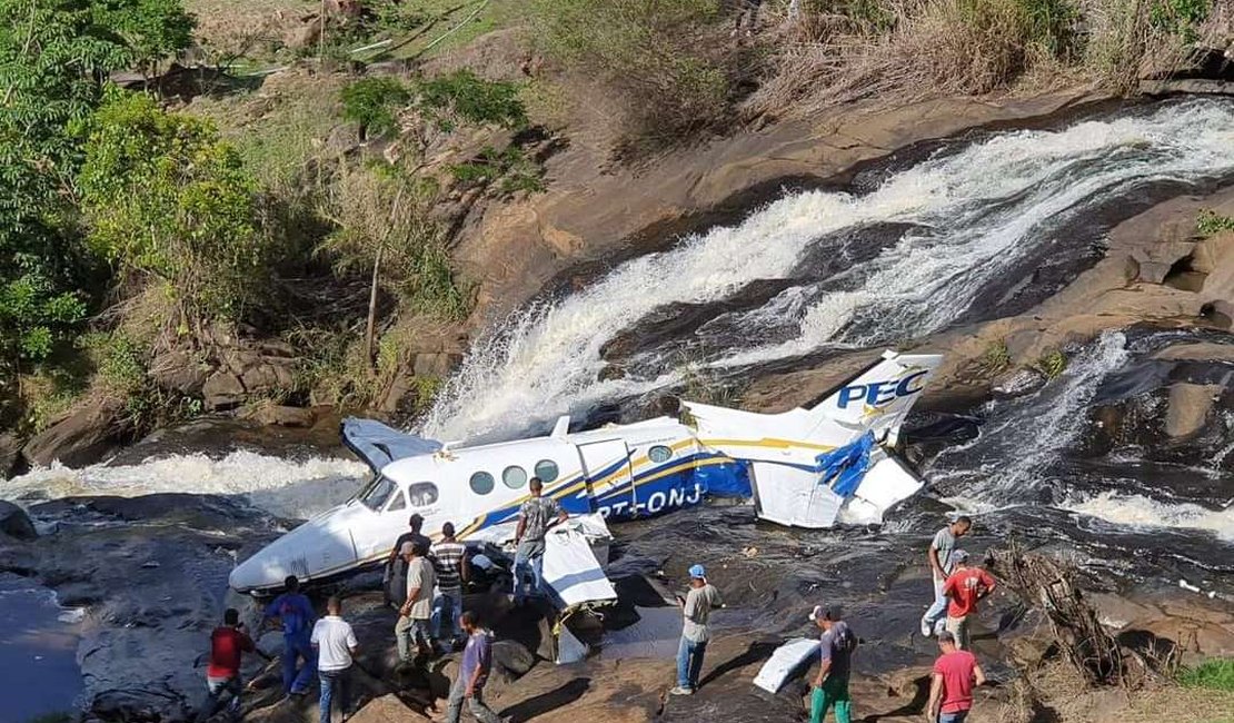 [Vídeo] Avião com a cantora Marília Mendonça cai em cachoeira de Minas Gerais