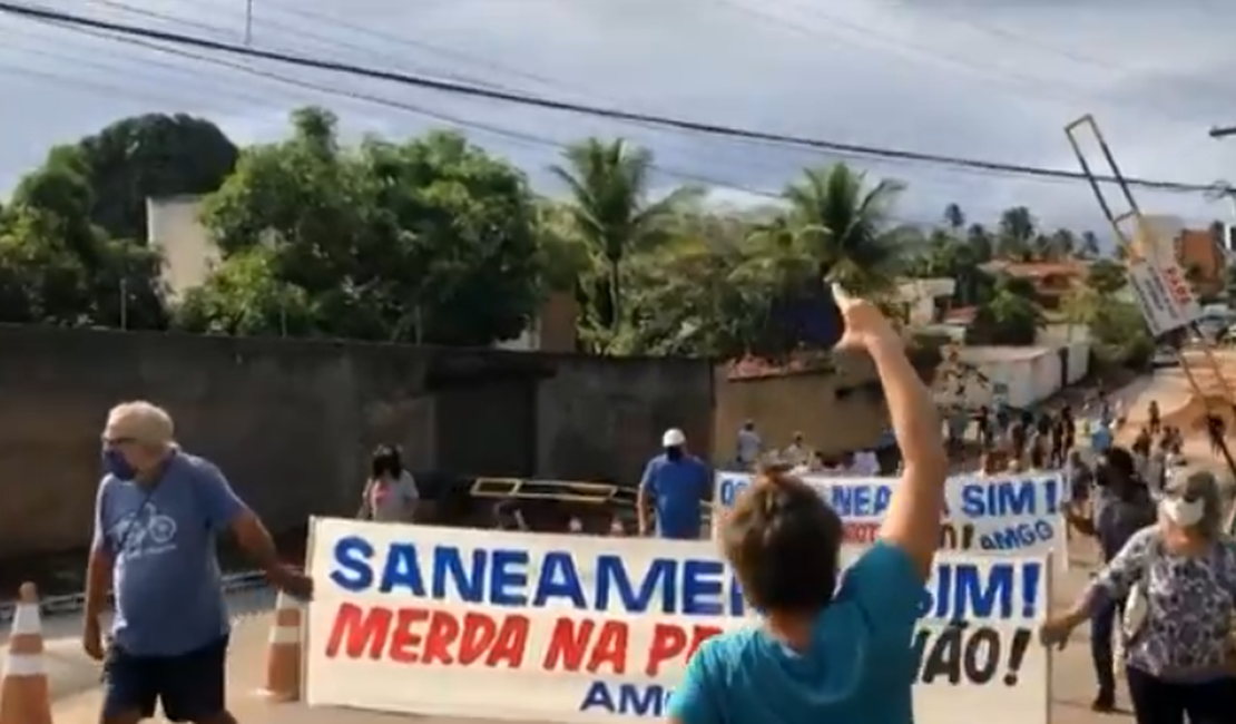 Moradores protestam contra construção de estação de esgoto em Guaxuma