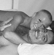 Xuxa e Juno divulgam fotos  na cama sem roupa 