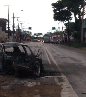 Motorista morre carbonizado após colidir com caminhão em Maceió
