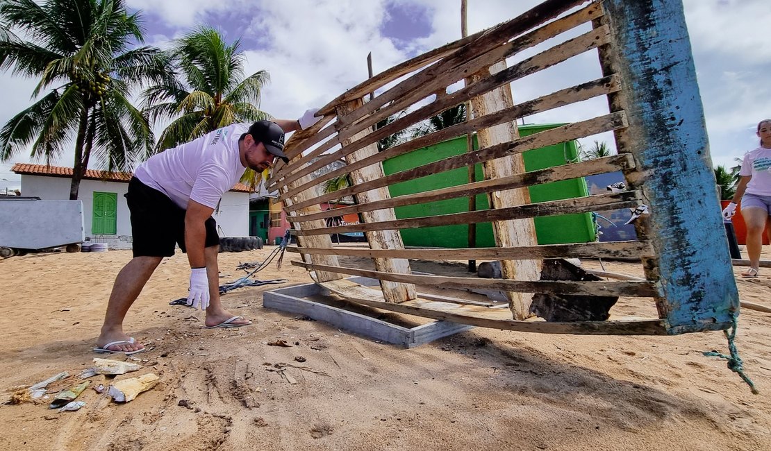 Mutirão retira mais de 140 kg de resíduos sólidos da praia de Japaratinga
