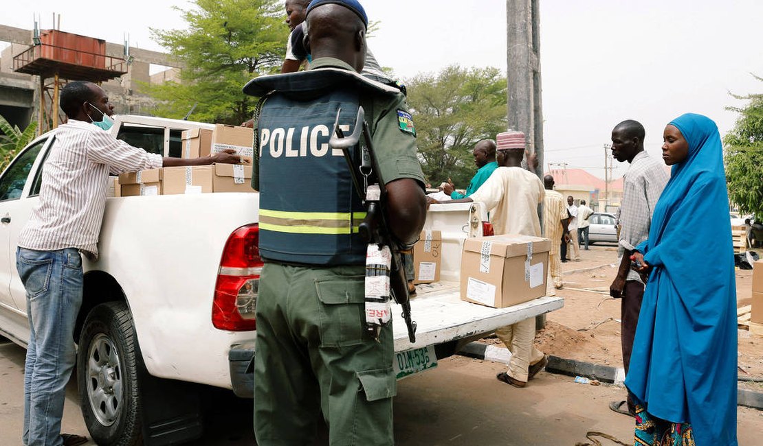 Eleições na Nigéria são adiadas após cédulas serem perdidas