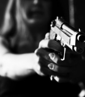 Mulher aciona polícia por ter atirado em companheiro e é presa por porte ilegal de arma em Penedo