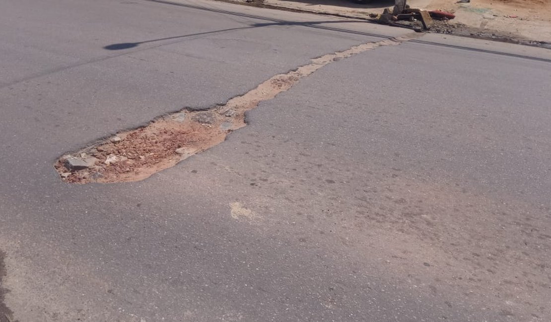 [Vídeo] Moradores reclamam de serviço inacabado em rua de Arapiraca
