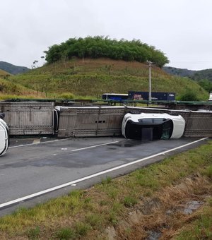 Caminhão-cegonha tomba com dez veículos e deixa trânsito congestionado na BR-101, em Flexeiras