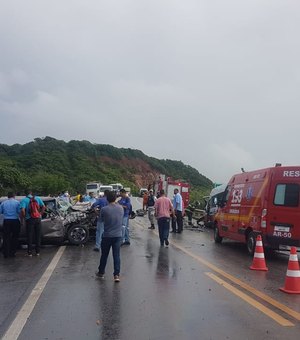 Grave acidente entre carro e van deixa um morto e feridos na BR-424