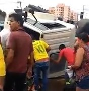 [Vídeo] Caminhão tomba no bairro da Cruz das Almas e condutor fica preso nas ferragens