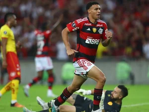 Flamengo recusa oferta de time inglês por Victor Hugo