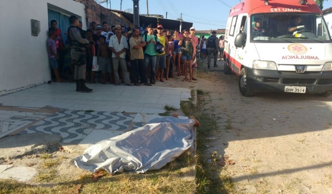 Criminosos executam filho na frente do pai e de vizinhos em bairro de Arapiraca