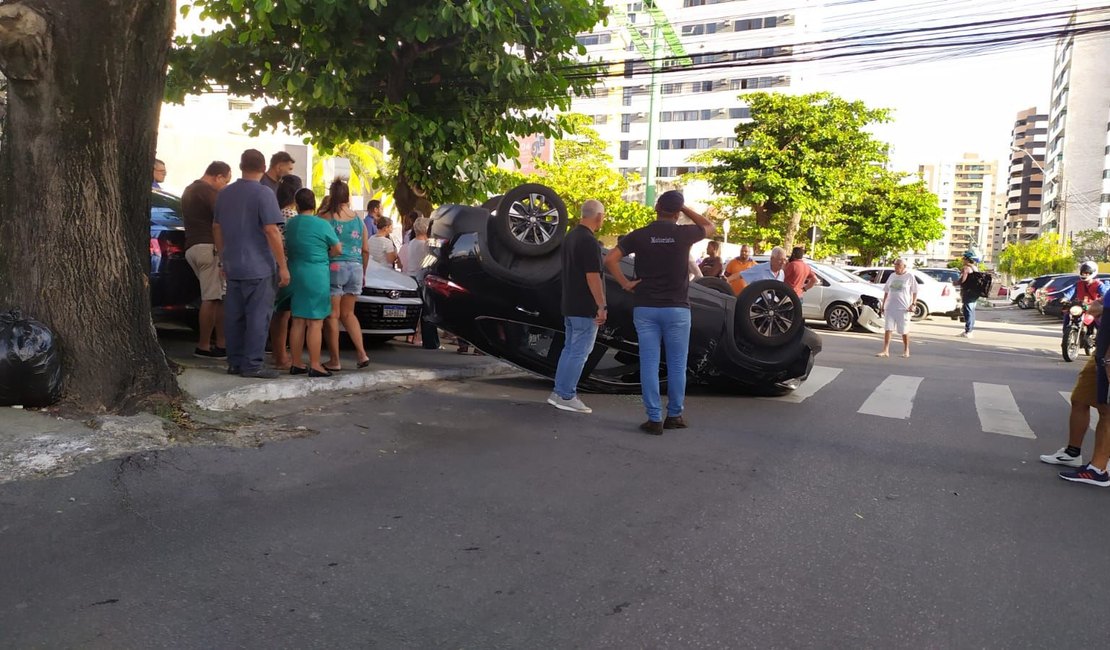 Carro capota após colisão em cruzamento na Ponta Verde