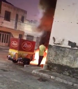 Fogo destrói motocicleta ao lado de igreja no Centro Histórico de Penedo