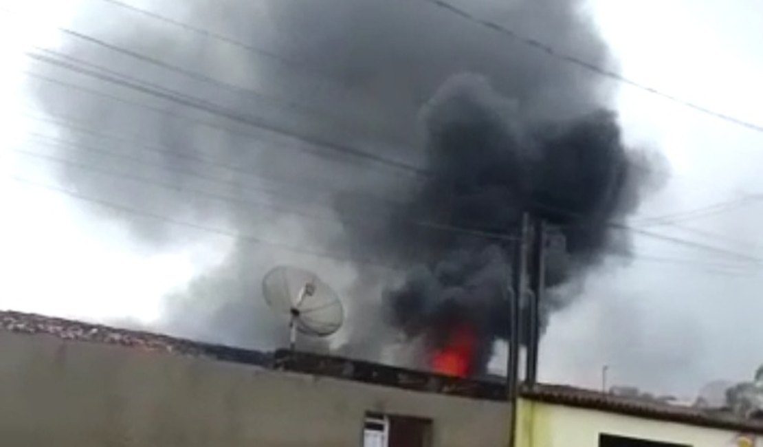 Incêndio atinge residência onde funcionava churrasquinho no conjunto Jota Duarte em Palmeira