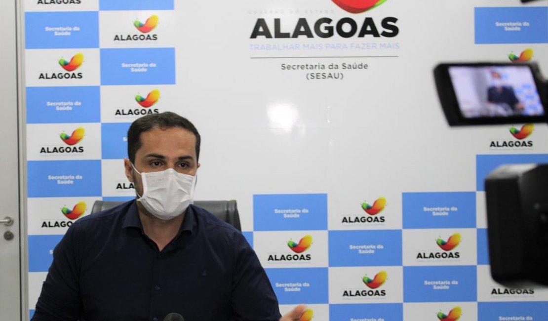 Ministério da Saúde promete vacina para janeiro; Ayres participa de reunião