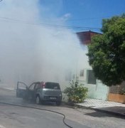 Veículo pega fogo em via pública na capital alagoana