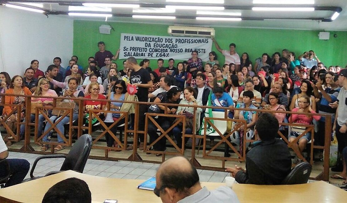 Protesto interrompe reunião na Câmara de Vereadores de Arapiraca