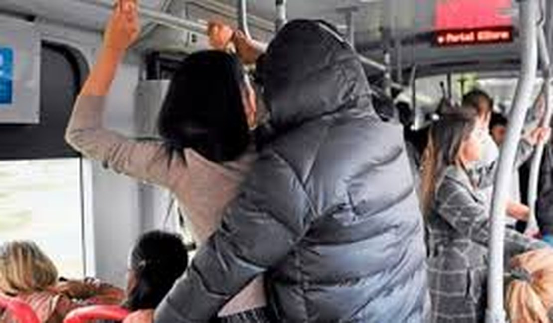 Homem assedia jovem em ônibus e é detido por populares, em Maceió