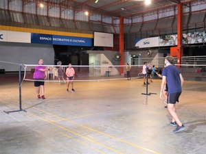 Projeto do Sesc oferece aulas gratuitas de futsal, ginástica rítmica, voleibol e badminton; saiba como concorrer