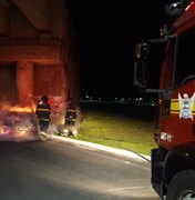 Veículo incendeia em viaduto na AL-101 Sul, na Barra de São Miguel