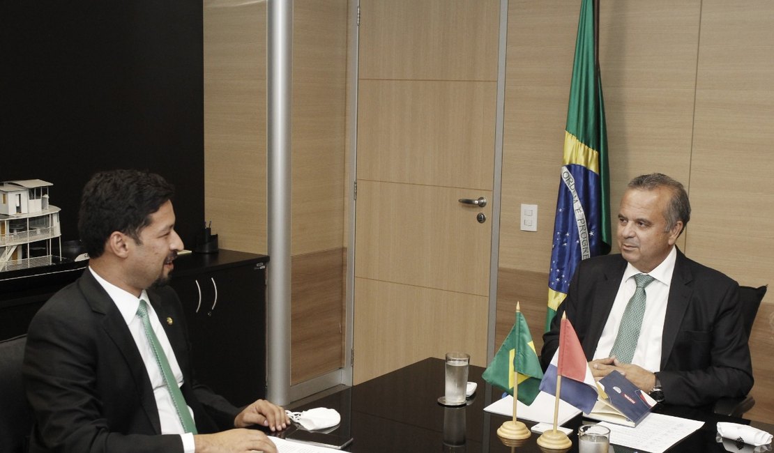 Ministro se compromete em liberar recursos para construir casas populares em Marechal Deodoro
