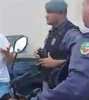 VÍDEO: PM agride e rasga CNH de motoboy; mulher se apresenta como juíza e intimida ação