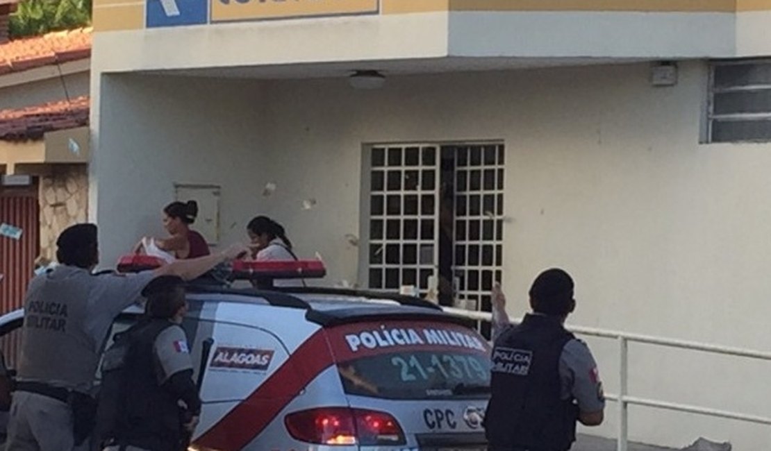 Bandidos fazem reféns em agência dos Correios na Barra de São Miguel