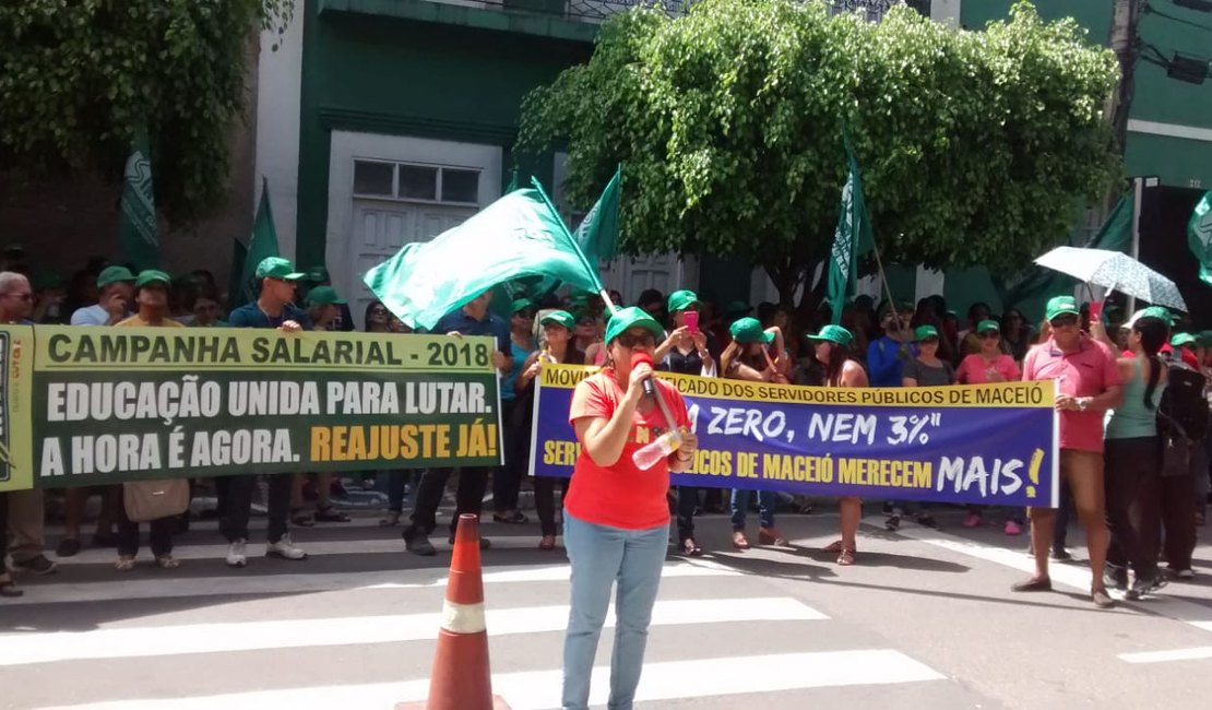 Servidores públicos de Maceió protestam em frente ao gabinete do prefeito