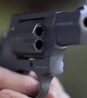 Polícia prende jovem e apreende dois menores por posse ilegal de arma de fogo