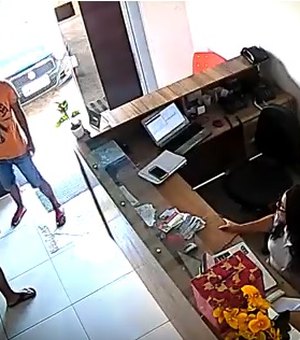 [Vídeo] Dupla assalta escritório de provedor de internet em Limoeiro de Anadia