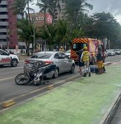 Acidente entre carro e moto deixa pessoa ferida na orla da Ponta Verde
