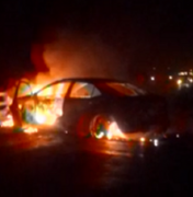 Ação criminosa incendeia veículo e ataca carro-forte em Inhapi