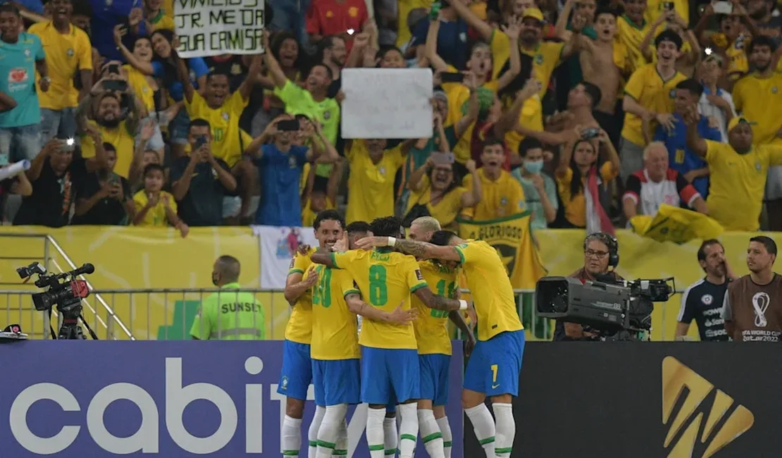 Brasil goleia o Chile no Maracanã e se despede com festa rumo à Copa do Mundo