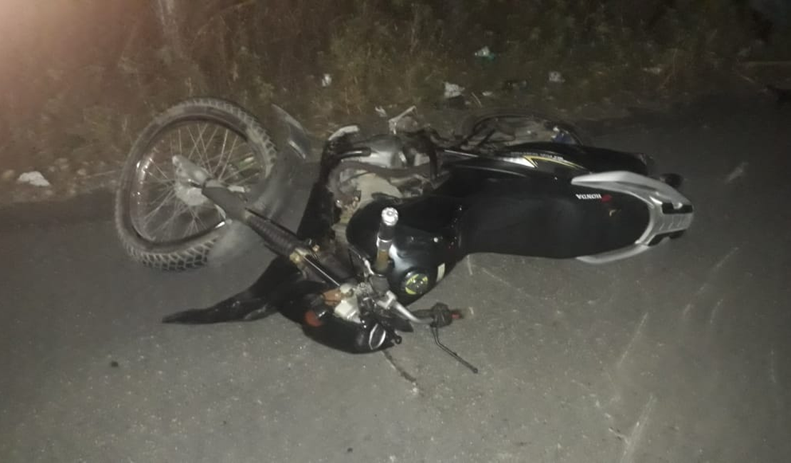 Motociclista morre após colidir com estaca de concreto na AL-101 Sul