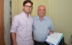 Ordem de serviço foi assinada pelo prefeito Sergio Lira (direita)
