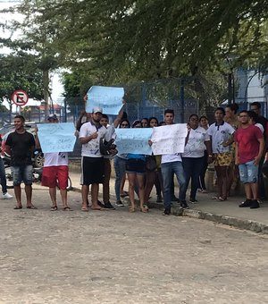 Estudantes do EJA em Arapiraca protestam contra proibição de uso do transporte escolar