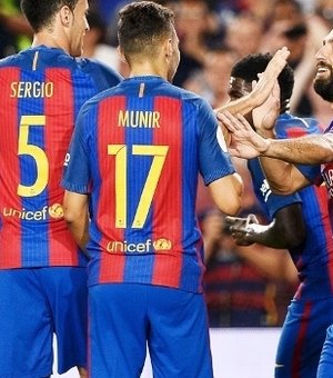Barcelona poupa titulares, mas faz 3 a 0 no Sevilla e ergue a taça