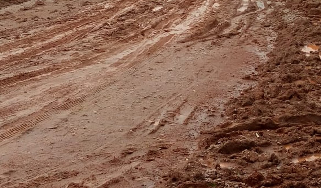 Moradores do Povoado Ipueiras em Estrela de Alagoas sofrem com falta de pavimentação