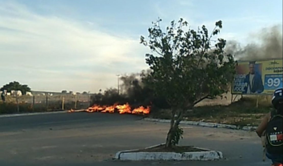[Vídeo] Moradores do Vale da Perucaba queimam pneus e bloqueiam via após vários acidentes